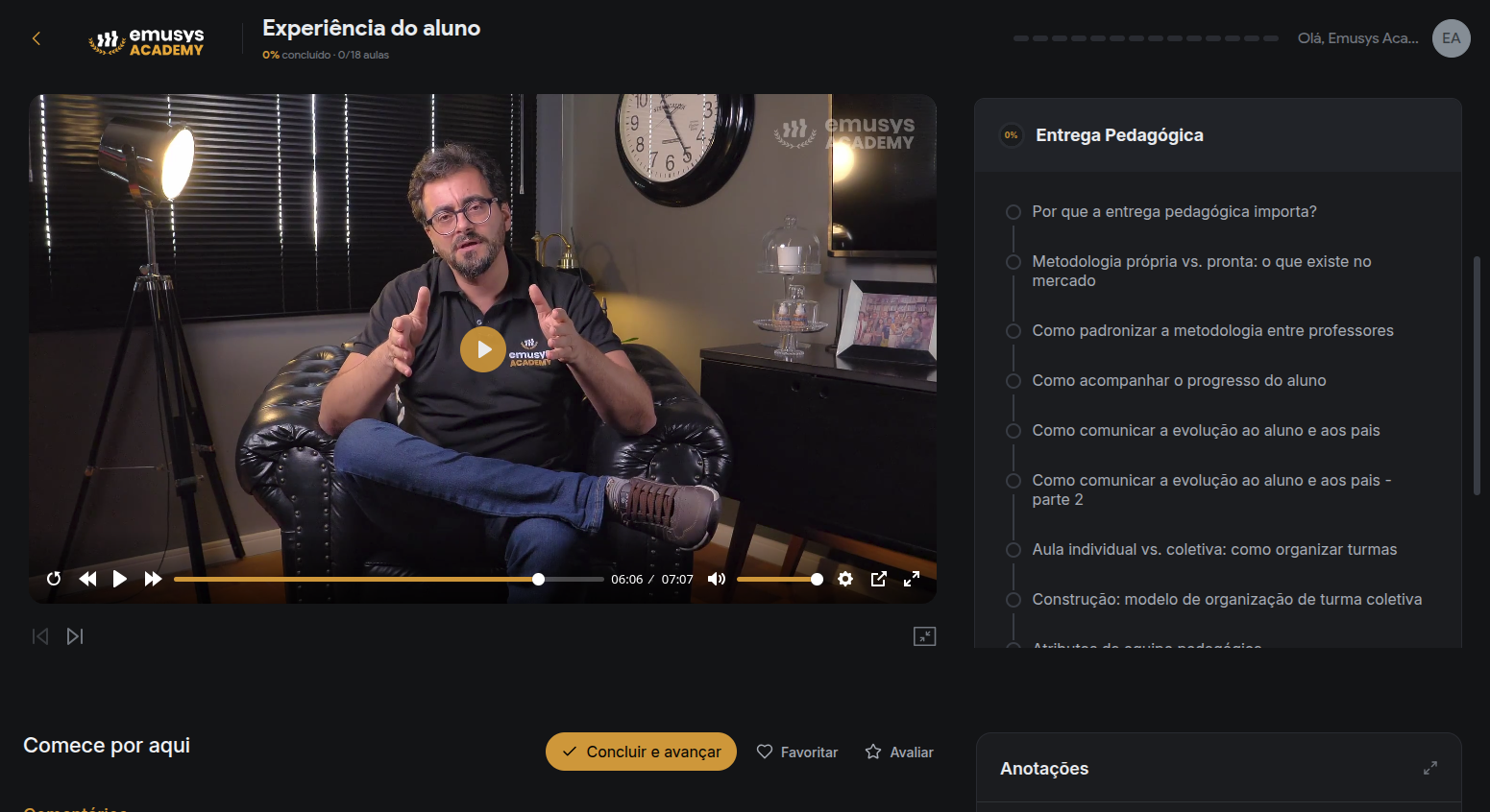 Tela do Emusys Academy com uma aula em vídeo e a trilha de conteúdo ao lado