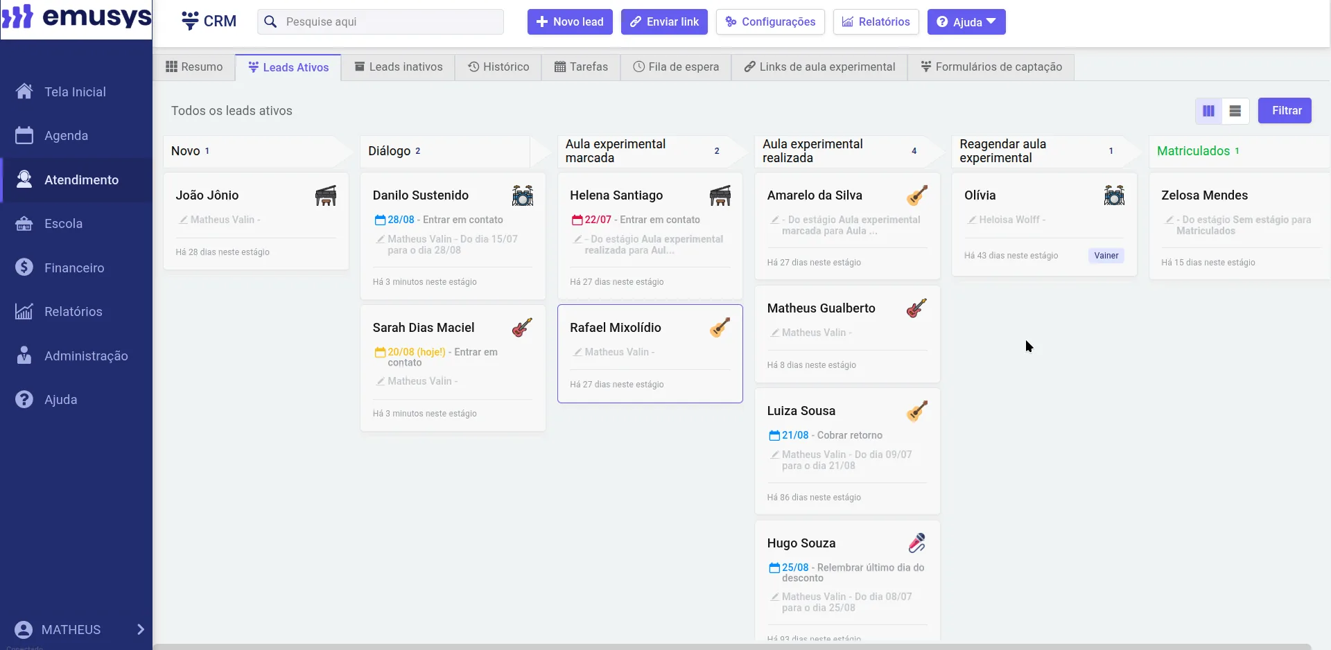 Funil de leads ativos do CRM da Emusys, organizado por estágio até a matrícula