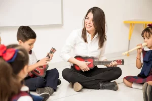 professora de música ensinando alunos